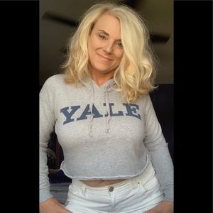 Super cute sexy YALE sweatshirt size medium cropped gray